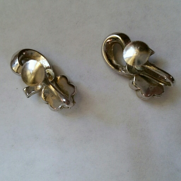 Vintage rhinestone/pearl bow screwback earrings - Picture 6 of 6